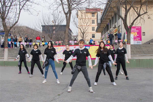 西安思源学院团委举办女生节活动