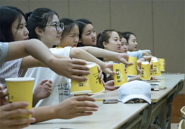 “差不多先生”吉尼斯团队巡演首站抵达思源学院 “杯子歌”快闪引关注