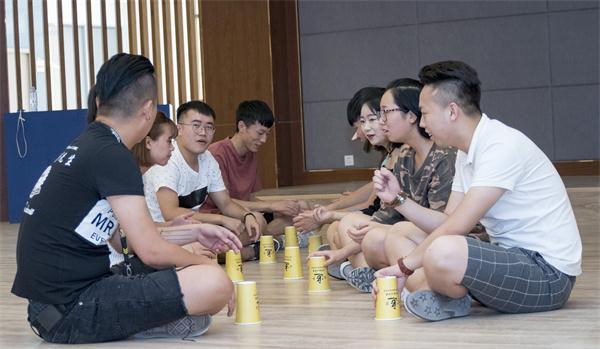 “差不多先生”吉尼斯团队巡演首站抵达思源学院 “杯子歌”快闪引关注