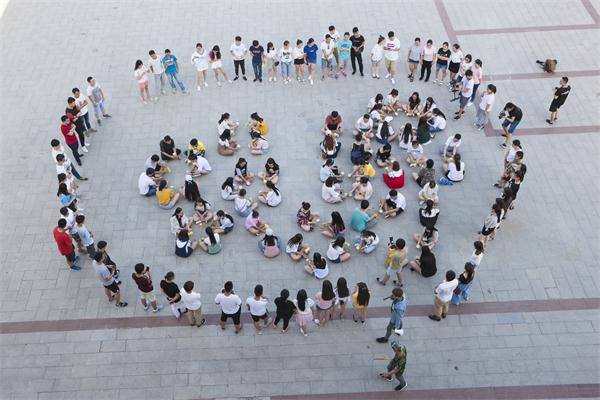 “差不多先生”吉尼斯团队巡演首站抵达思源学院 “杯子歌”快闪引关注