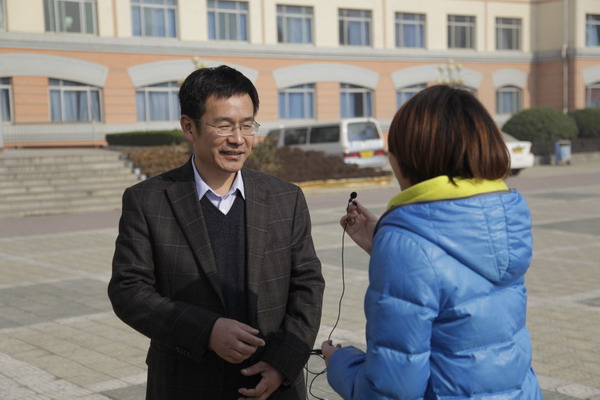 西安思源学院大学生记者团深入"二代会"采访受好评